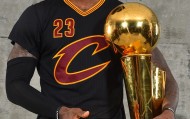 弗莱：詹姆斯把他16年总决赛抢七穿过的所有装备都打包收藏了